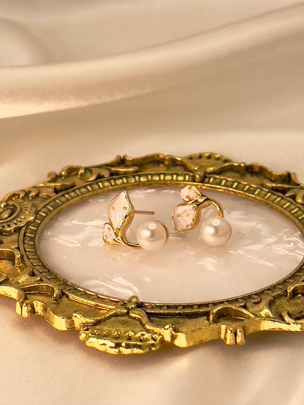 The Laurel Pearl Studs